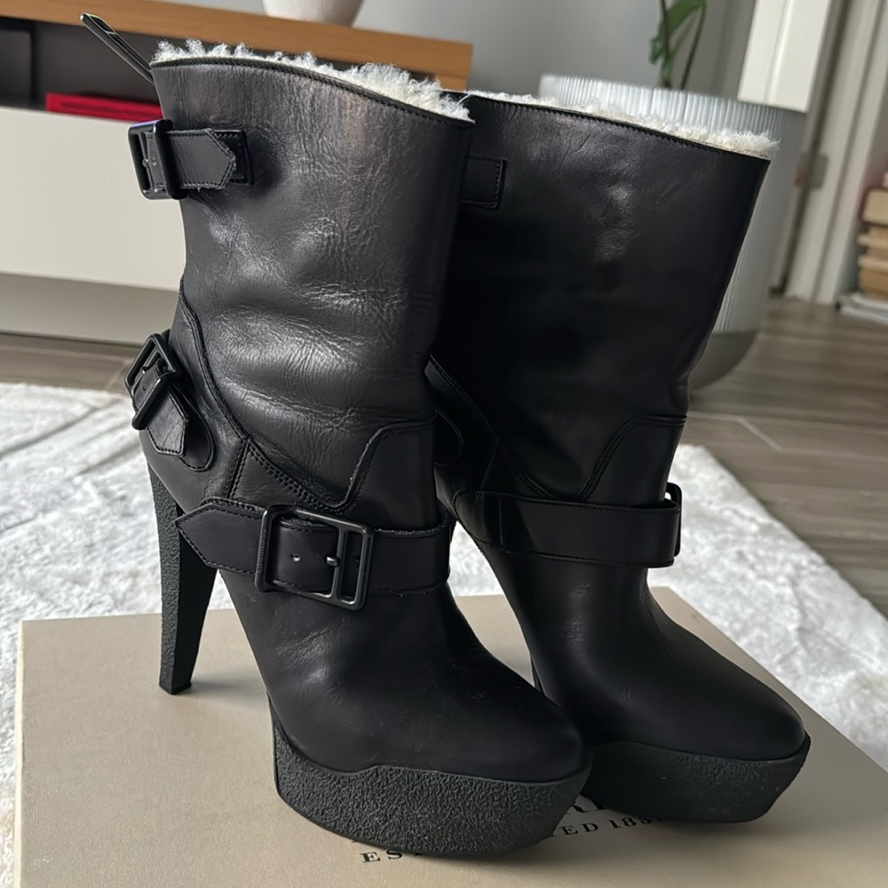 Burberry shearing boots platform